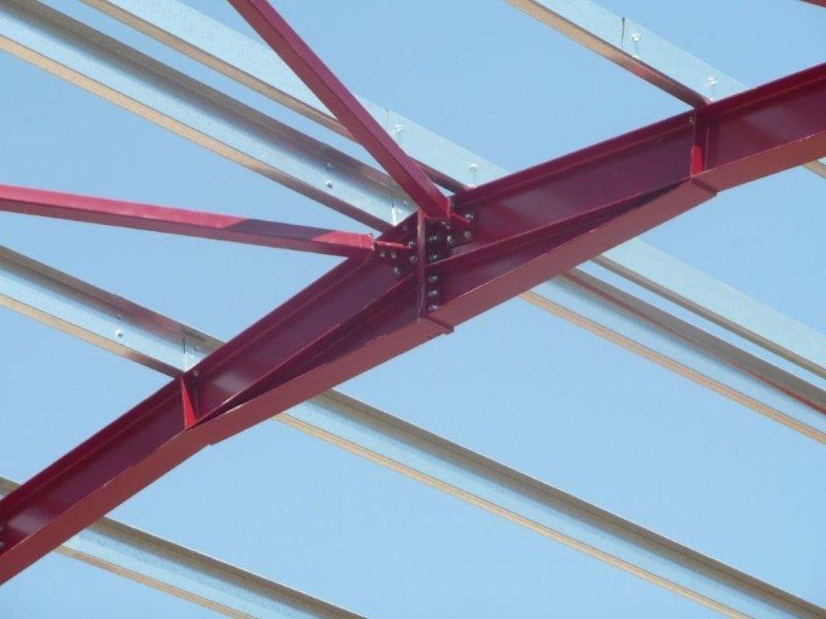 Bolted ridge connection detail in the steel frame of a warehouse in Arta