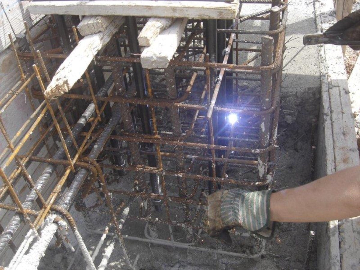 placing the anchor bolts