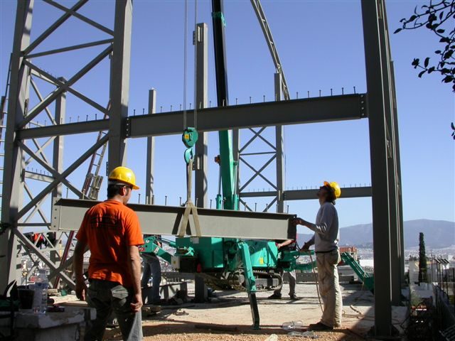 Ανύψωση χαλύβδινης δοκού με γερανό στο εργοτάξιο