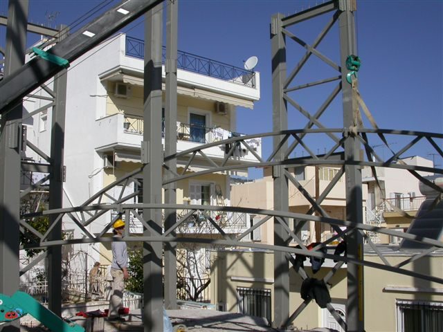 Δικτυωμένα δίδυμα υποστυλώματα του χαλύβδινου σκελετού κατοικίας στο Χαϊδάρι