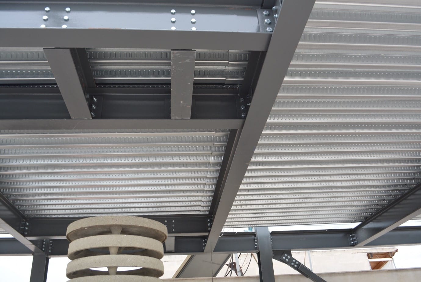 Steel beams and composite slab steel deck around shaft openings in Alimos