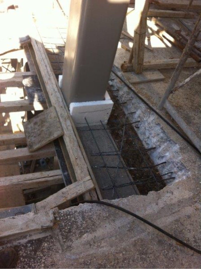 Column cover against sound bridges