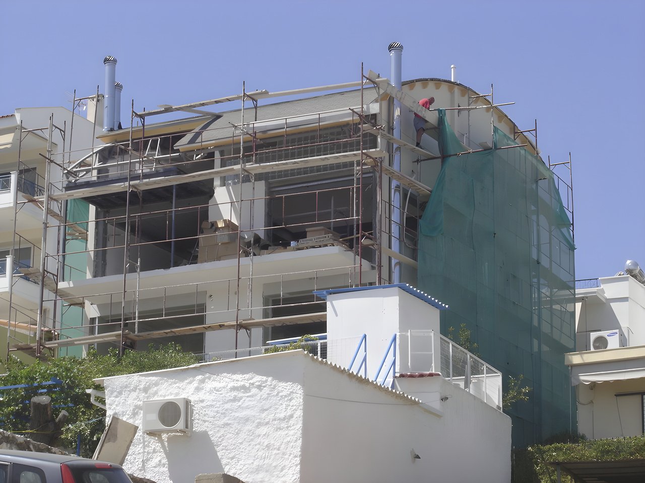 Τριώροφη σύμμεικτη κατοικία στο Χαϊδάρι Αττικής με καμπύλη στέγη κατά την αποπεράτωση