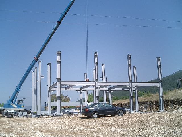 Erecting columns by crane at the tank platoon building in Kalpaki