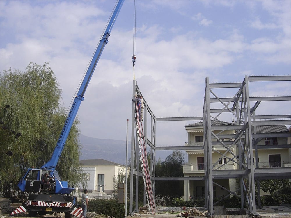 Erection of the steel frame of the guesthouse in Ioannina with a crane