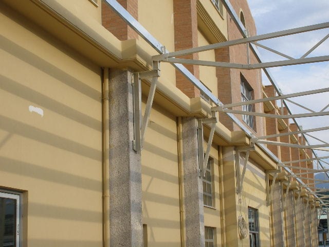 Σύνδεση των εδράσεων του στεγάστρου με το υφιστάμενο κτίριο του ΚΤΕΛ Μεσσηνίας