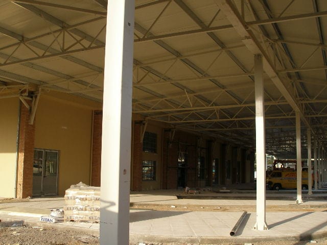 Κάτω από την επικάλυψη του στεγάστρου στο ΚΤΕΛ Μεσσηνίας με δικτυωτά ζευκτά