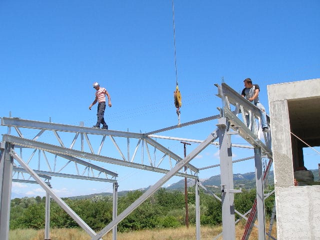 Crew placing trusses with a crane in Chorepiskopi, Corfu