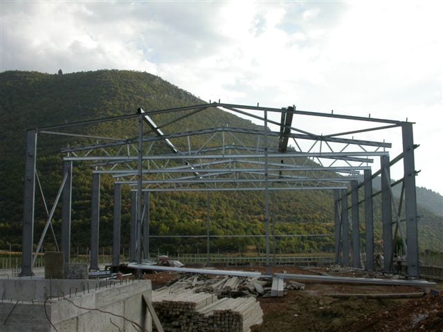 Erection of lattice trusses at the agricultural storage building in Kaisari, Corinthia
