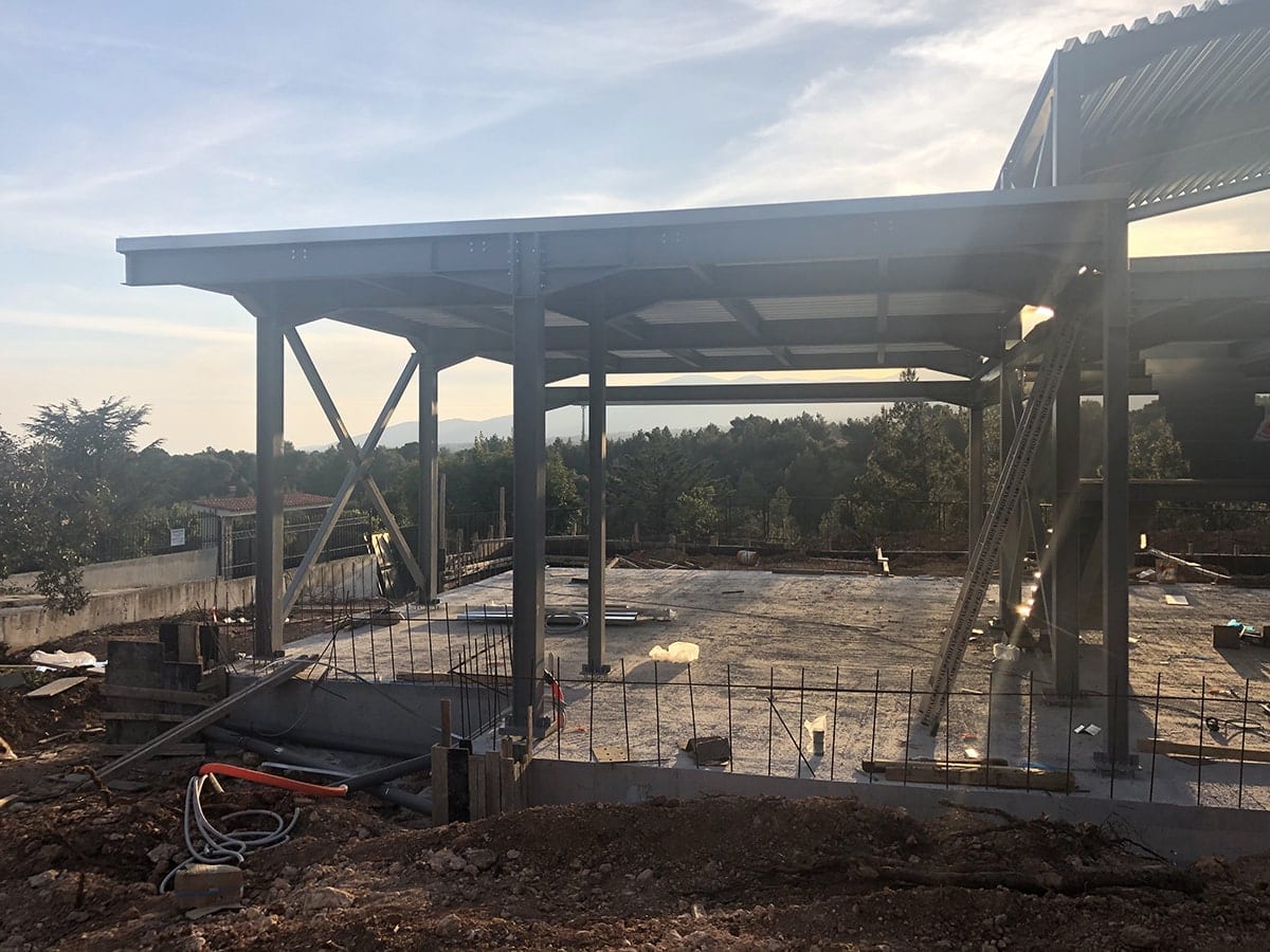 Steel frame and slab reinforcement at the maisonette in Varympompi