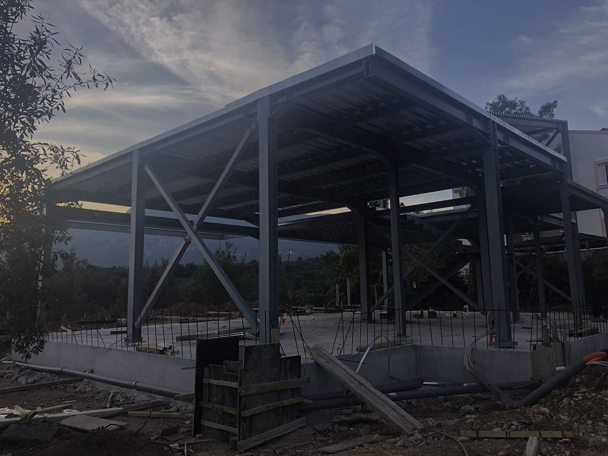 Steel frame of the maisonette in Varympompi on the foundation