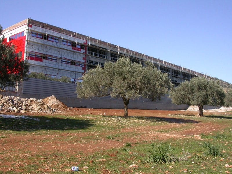 Εξωτερική όψη του εργοστασίου στο Μαρκόπουλο Αττικής κατά την κατασκευή πλαγιοκάλυψης