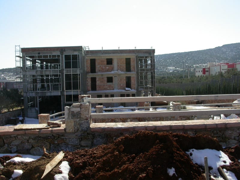 Το εργοστάσιο στο Μαρκόπουλο Αττικής κατά την τοποθέτηση της πλαγιοκάλυψης