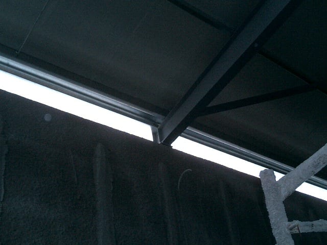 Bearing and anchoring of the steel roof on the existing building of the venue in Plataria