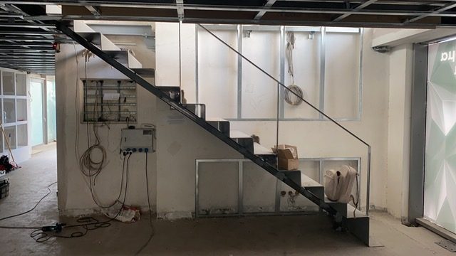 Μεταλλική σκάλα με γυάλινο κιγκλίδωμα που οδηγεί στο πατάρι, Άλιμος
