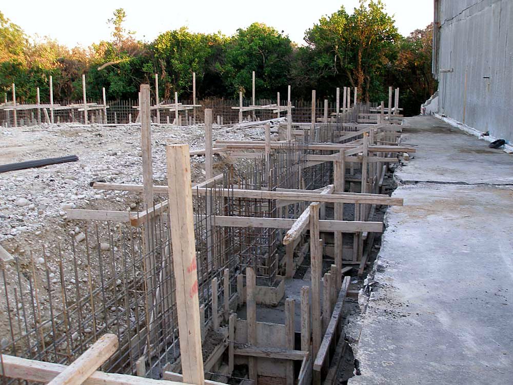 Ξυλότυποι και οπλισμοί συνδετήριων δοκών δίπλα σε υφιστάμενο κτίριο, αποθήκη ΙΟΝ ΑΕ στην Άρτα