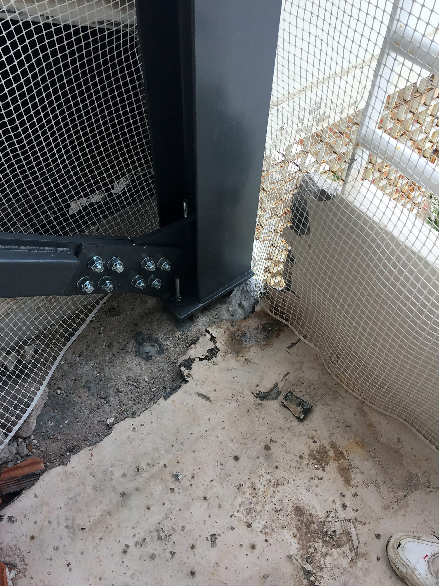 Bolted steel column base in a residential vertical addition in Alimos, Attica