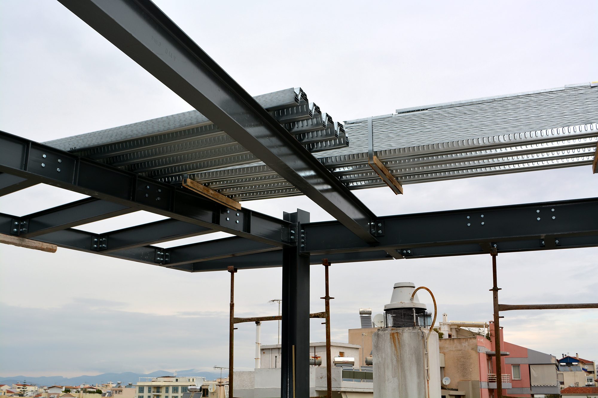 Steel beams and composite slab steel deck in a vertical addition in Alimos, Attica