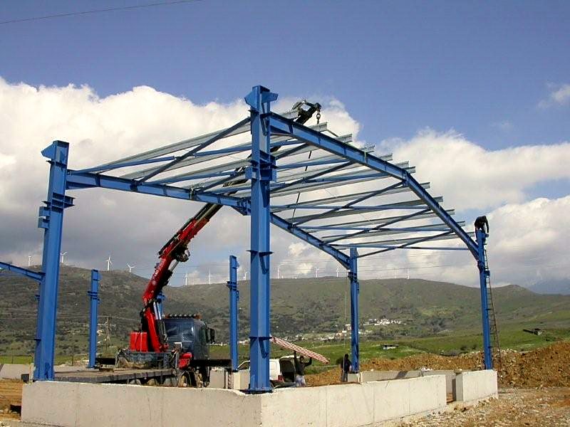 Placing lattice roof trusses on steel columns, frame erection in Karystos, Evia