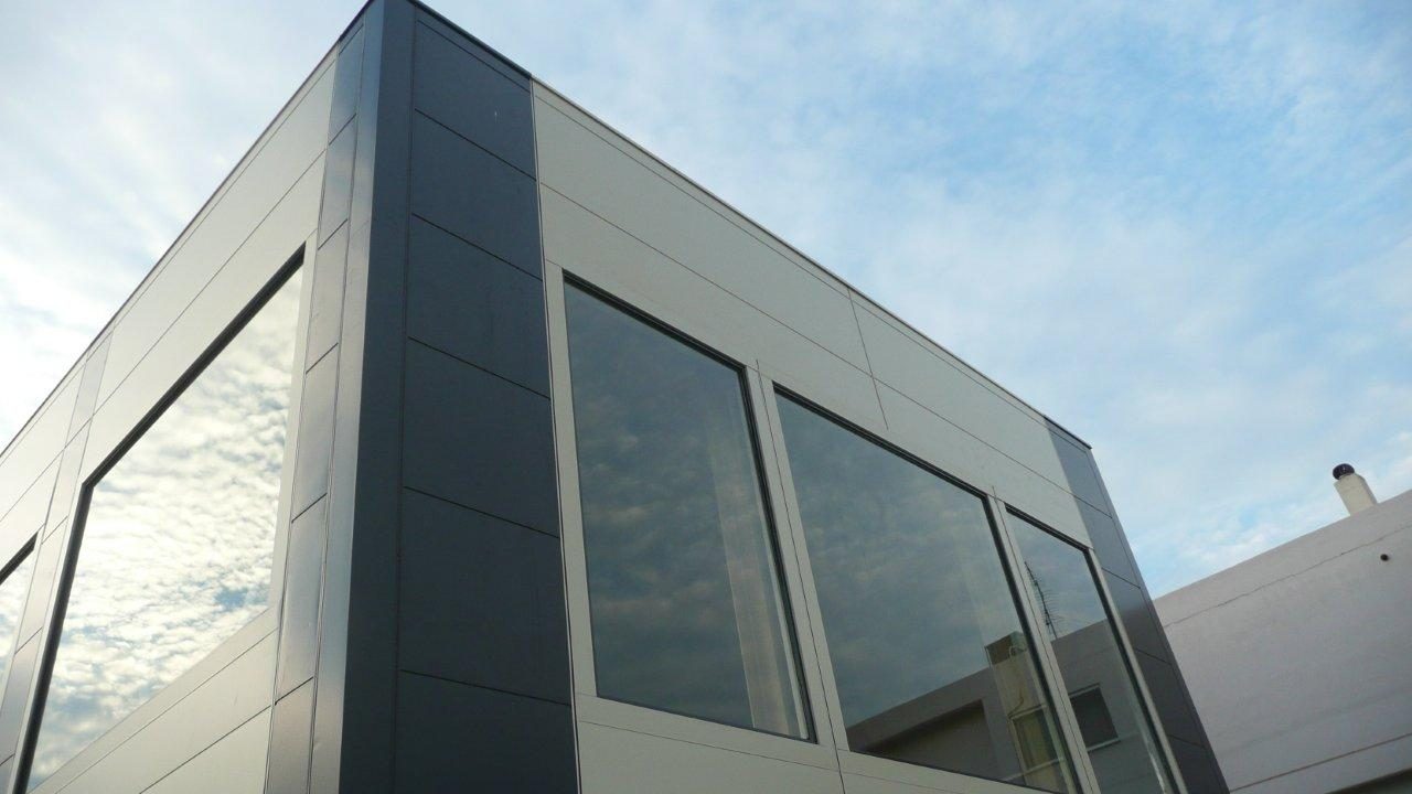 Corners with the Elcom System S.p.A. special trim pieces for Serbond, electrical supplies showroom and store in Marathon, Attica - Dimitrios Paschalidis