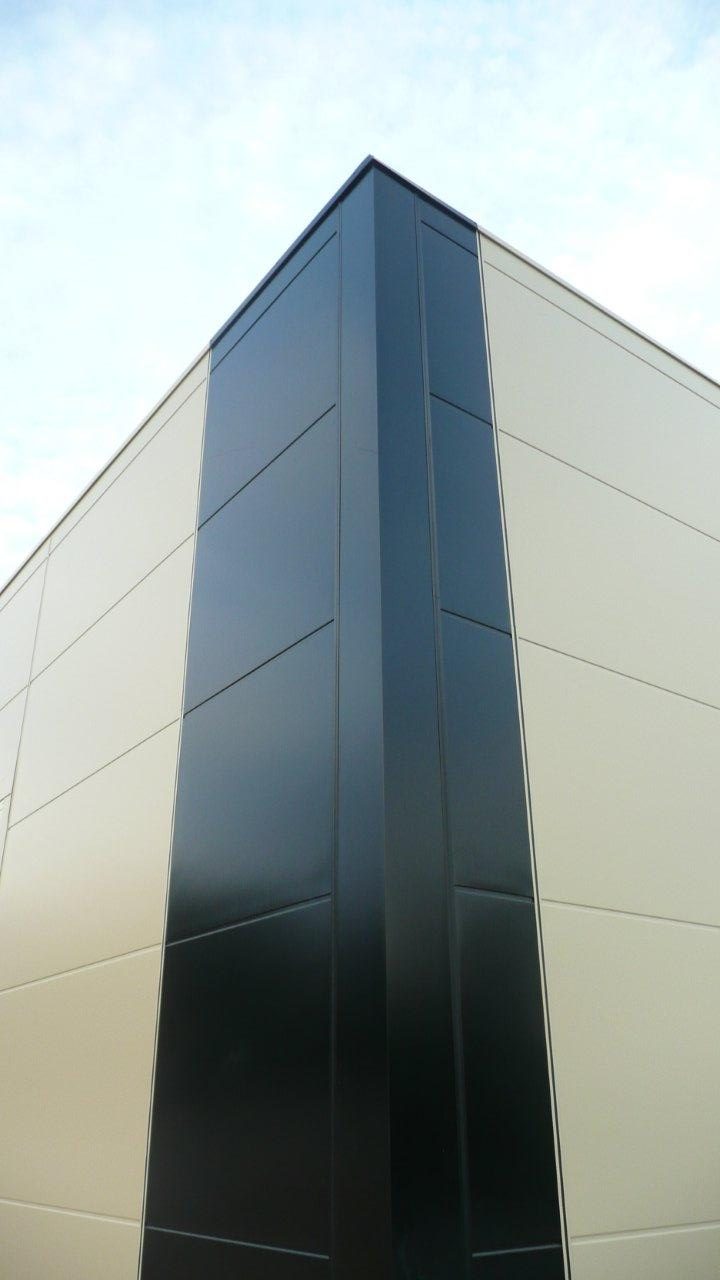 Neat corners with the Elcom System S.p.A. special trim pieces for Serbond, electrical supplies showroom and store in Marathon, Attica - Dimitrios Paschalidis