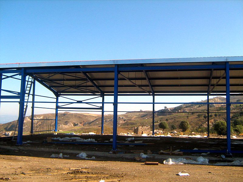 Χαλύβδινος σκελετός βουστασίου με τεγίδες και επικάλυψη στέγης στην Κω Δωδεκανήσου