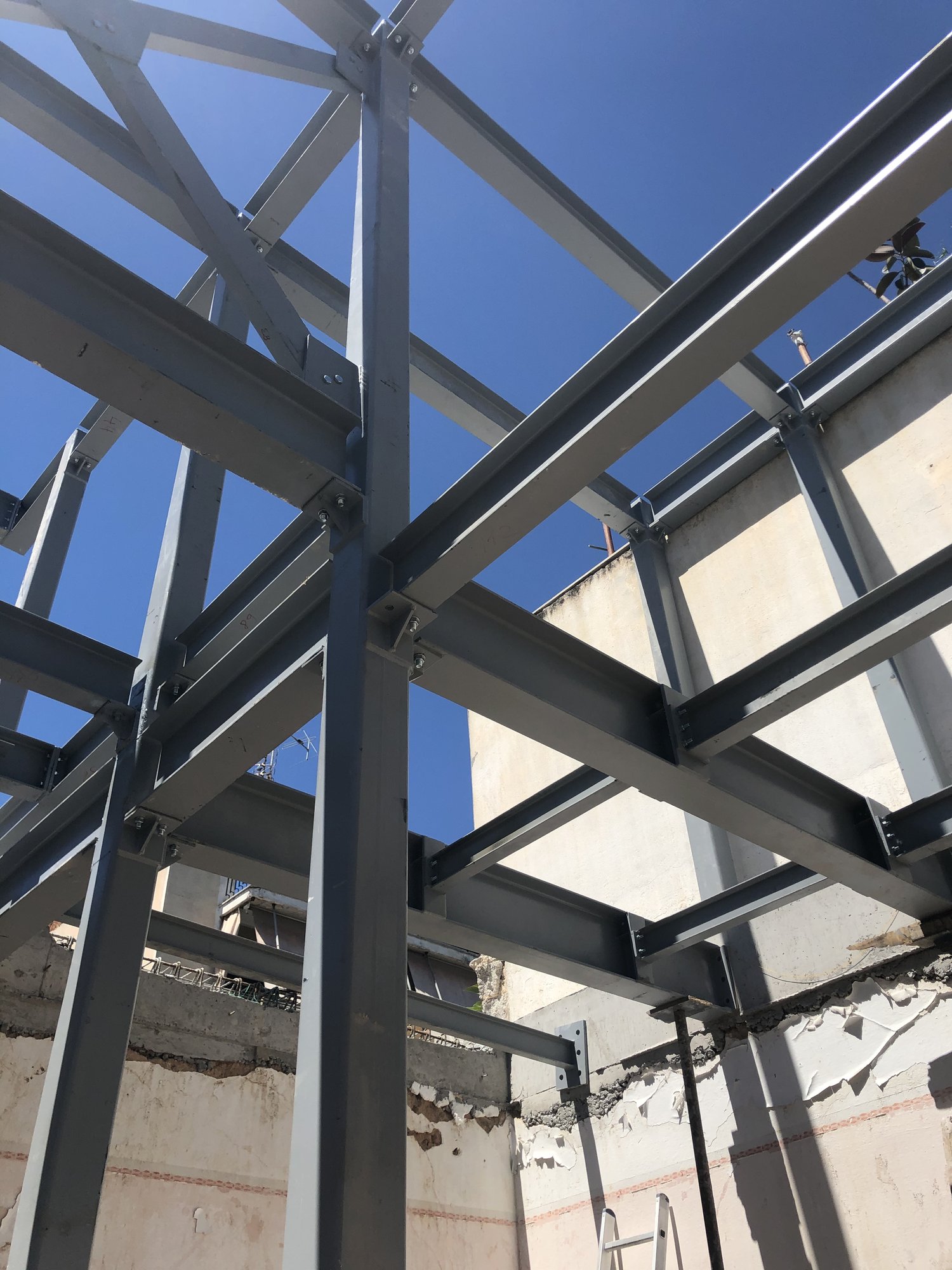 Column connections with main and secondary beams, two-story steel and concrete house in Ano Petralona |