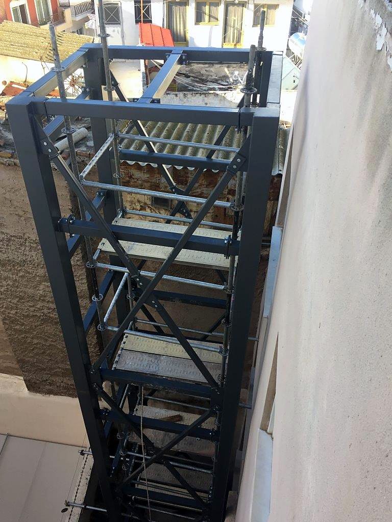 Άποψη από ψηλά χαλύβδινου σκελετού εξωτερικού ανελκυστήρα σε πολυκατοικία στη Δραπετσώνα Πειραιά