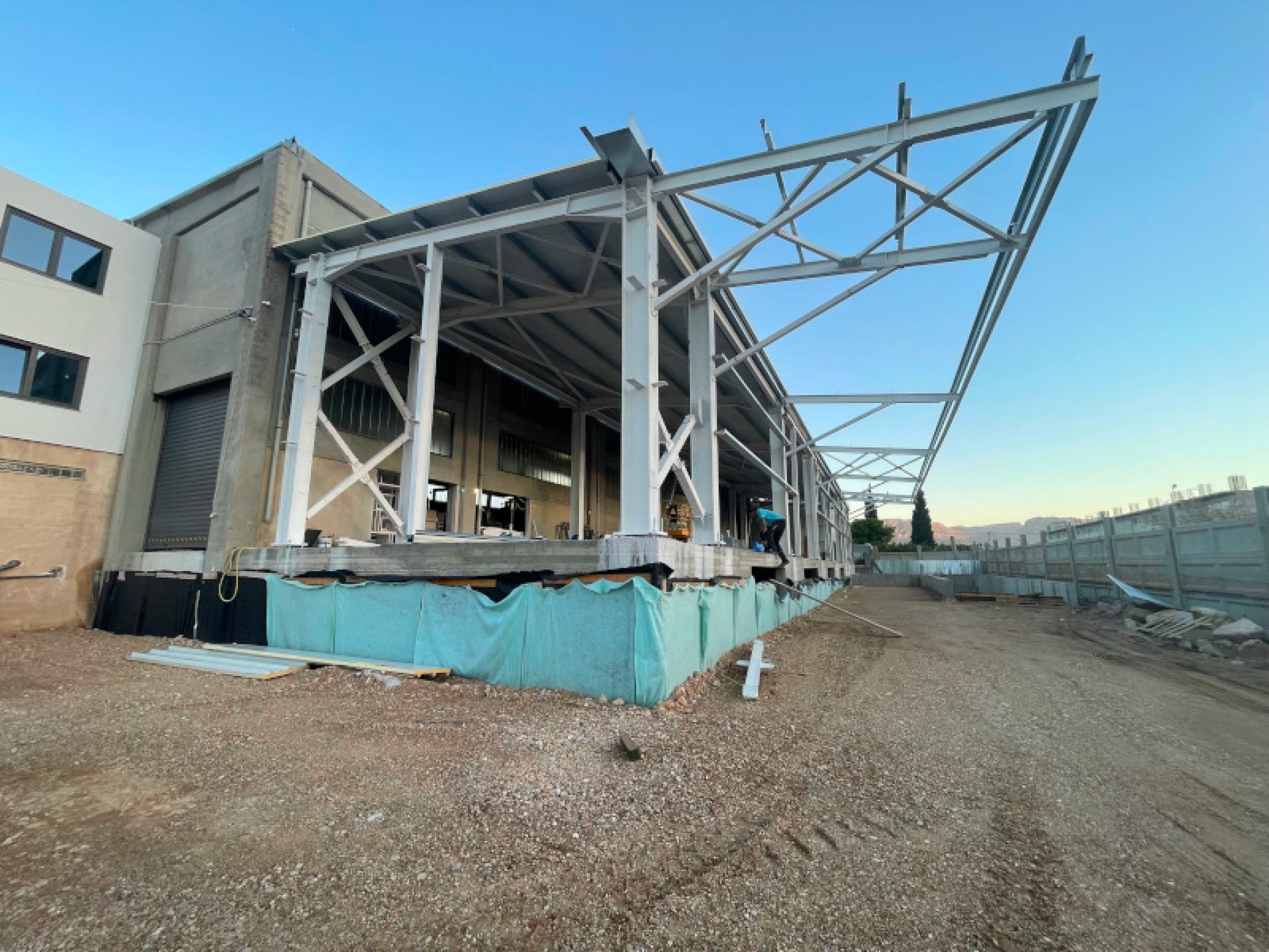 Erection of the steel frame with lattice trusses for Kanellopoulos Wood & Materials